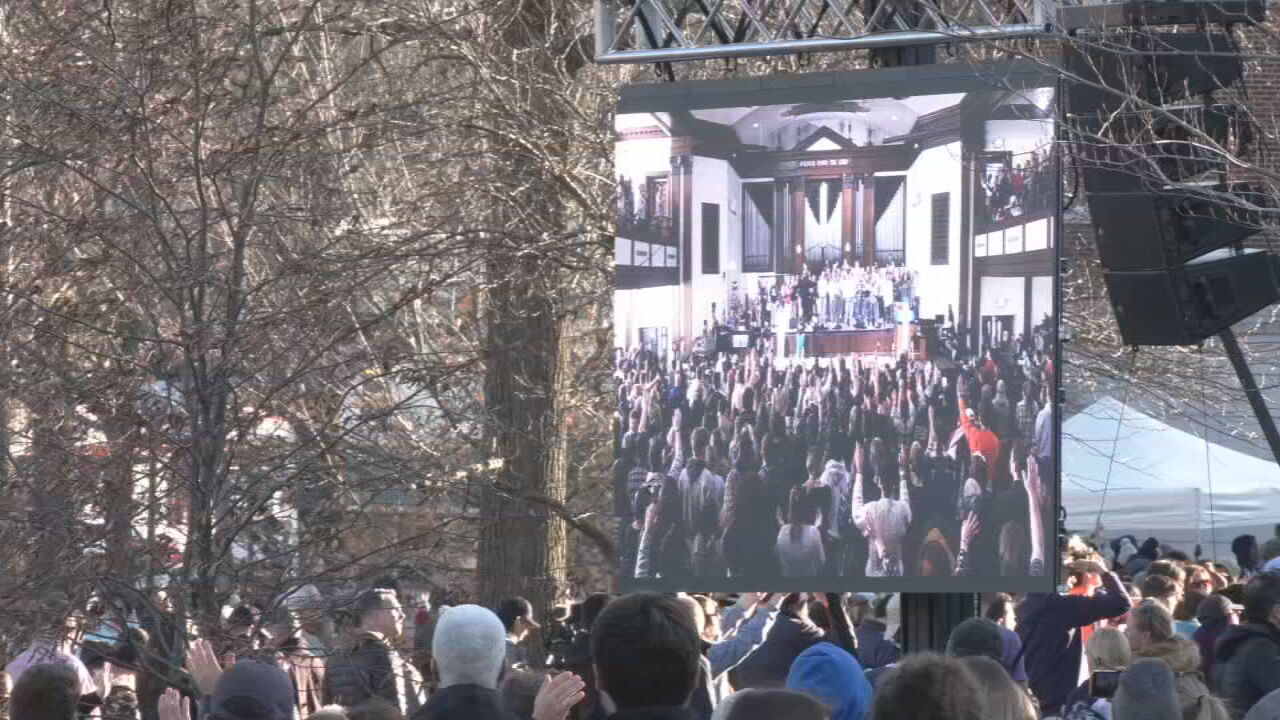 Thousands gather for 'revival' service at Asbury University